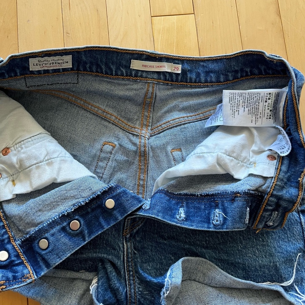Levi's Ribcage Blue Jean Shorts - Picture 4 of 5